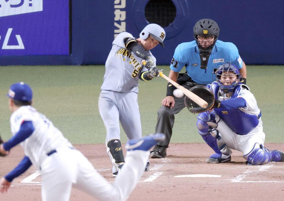 　３回、二塁打を放つ近本（撮影・立川洋一郎）