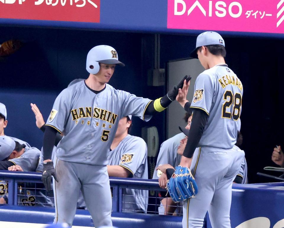 １回、森下の先制適時二塁打で生還し今朝丸（右）とタッチを交わす近本（左端）＝撮影・立川洋一郎