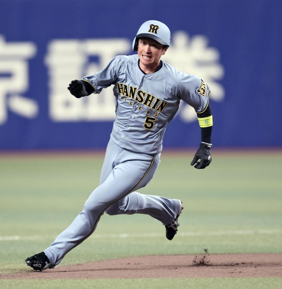 １回、中野の安打で三塁へ走る近本（撮影・田中太一）