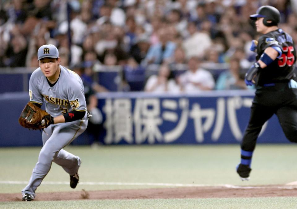 ７回、本塁へ送球し生還を阻止する大山。右は細川（撮影・田中太一）