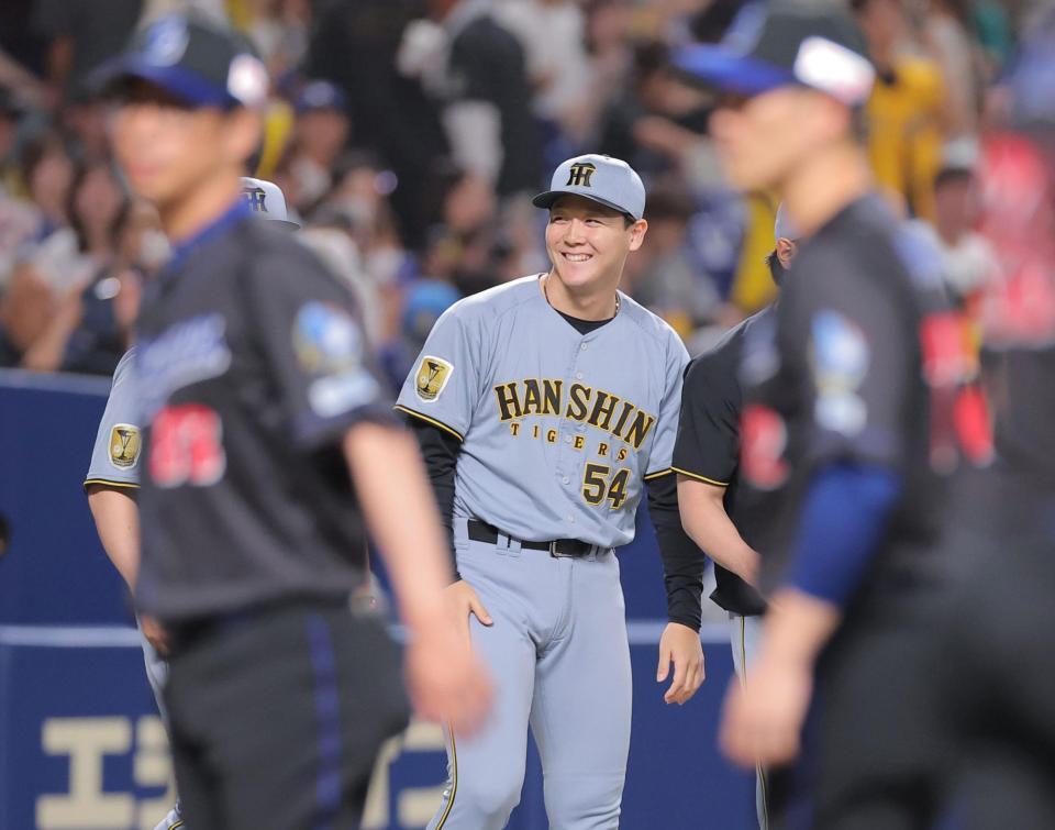 プロ初勝利を挙げ、笑顔で整列に向かう木下（撮影・西田忠信）