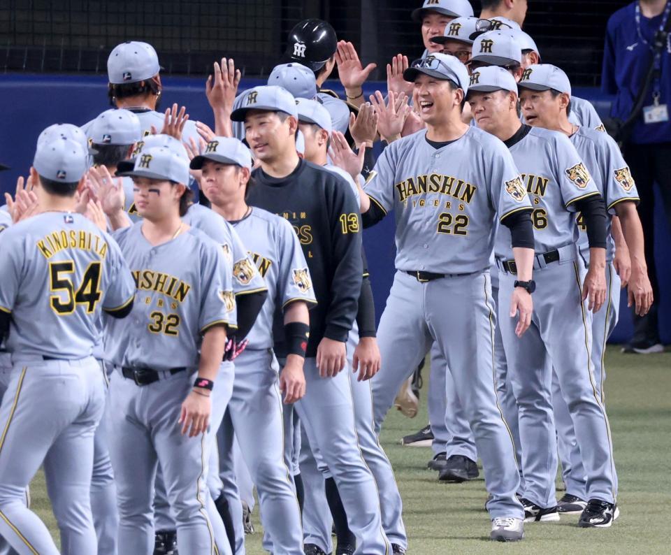 笑顔を見せて勝利のタッチを交わす藤川監督（２２）＝撮影・立川洋一郎