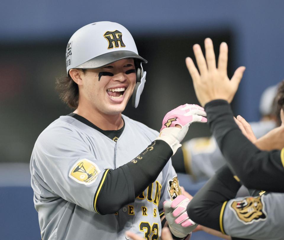 ８回、ソロを放った浜田はナインと喜び合う（撮影・田中太一）
