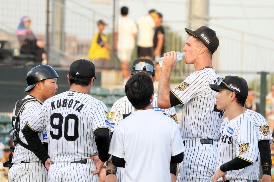 ３回、３者連続四球を与え無死満塁を背負ったラグズデール（右から２人目）のもとに、久保田２軍投手チーフコーチ（９０）らが集まる