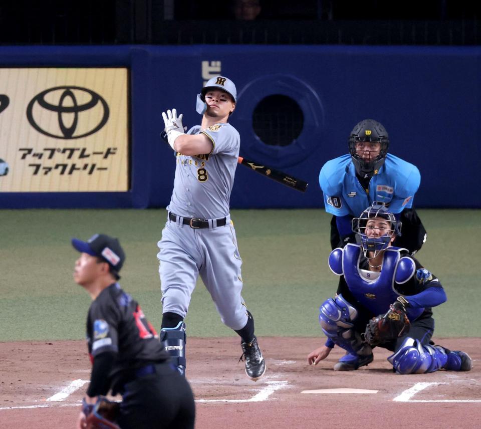 ７回、逆転２ランを放つ佐藤輝（撮影・立川洋一郎）
