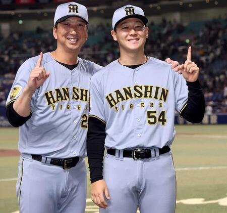 　プロ初勝利を挙げた木下（右）は藤川監督に祝福され笑顔を見せる（撮影・田中太一）