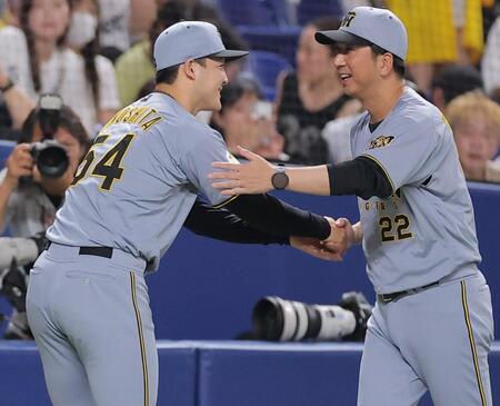 プロ初勝利の木下（左）を祝福する藤川監督（撮影・西田忠信）