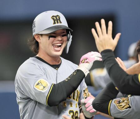 　８回、ソロを放った浜田はナインと喜び合う（撮影・田中太一）