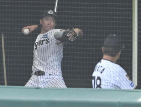 平田２軍監督（右）が見守る中、ブルペンで投球する湯浅（撮影・高部洋祐）