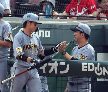 ４回、先制犠飛を放った梅野を迎える藤川監督（撮影・山口登）