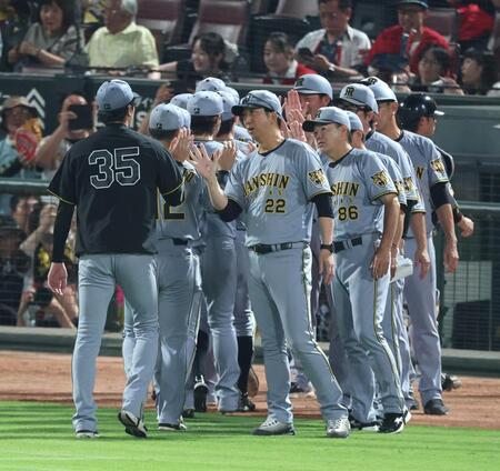 広島に勝利し才木（左）とタッチする藤川監督（撮影・山口登）