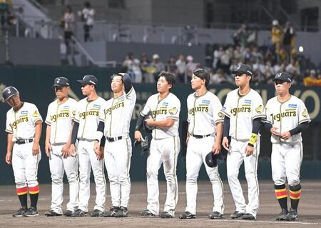 ジャガーズのユニホームで臨むもオリックスに敗れ、整列する立石（中央）ら阪神ナイン（撮影・高部洋祐）
