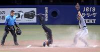 　７回、細川の内野安打の間に本塁を突くもアウトになる土田（中央）＝撮影・立川洋一郎