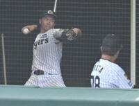 平田２軍監督（右）が見守る中、ブルペンで投球する湯浅（撮影・高部洋祐）