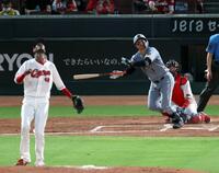 ５回、中越えに２ランを放つ森下（撮影・山口登）