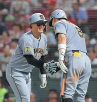 ５回、２ランを放ち佐藤輝（右）と笑顔でタッチをか交わす森下（撮影・西田忠信）