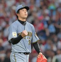 ４回、小園を二ゴロに仕留め拳を握る才木（撮影・西田忠信）