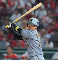 ５回、左前打を放つ近本（撮影・西田忠信）