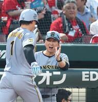５回、２ランを放った森下（１）を迎える藤川監督（撮影・北村雅宏）