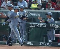 ５回、２ランを放った森下を迎える藤川監督（右）＝撮影・山口登