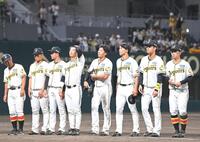 ジャガーズのユニホームで臨むもオリックスに敗れ、整列する立石（中央）ら阪神ナイン（撮影・高部洋祐）