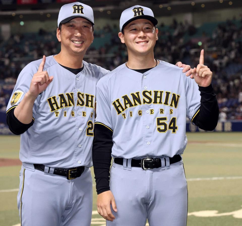 　プロ初勝利を挙げた木下（右）は藤川監督に祝福され笑顔を見せる（撮影・田中太一）