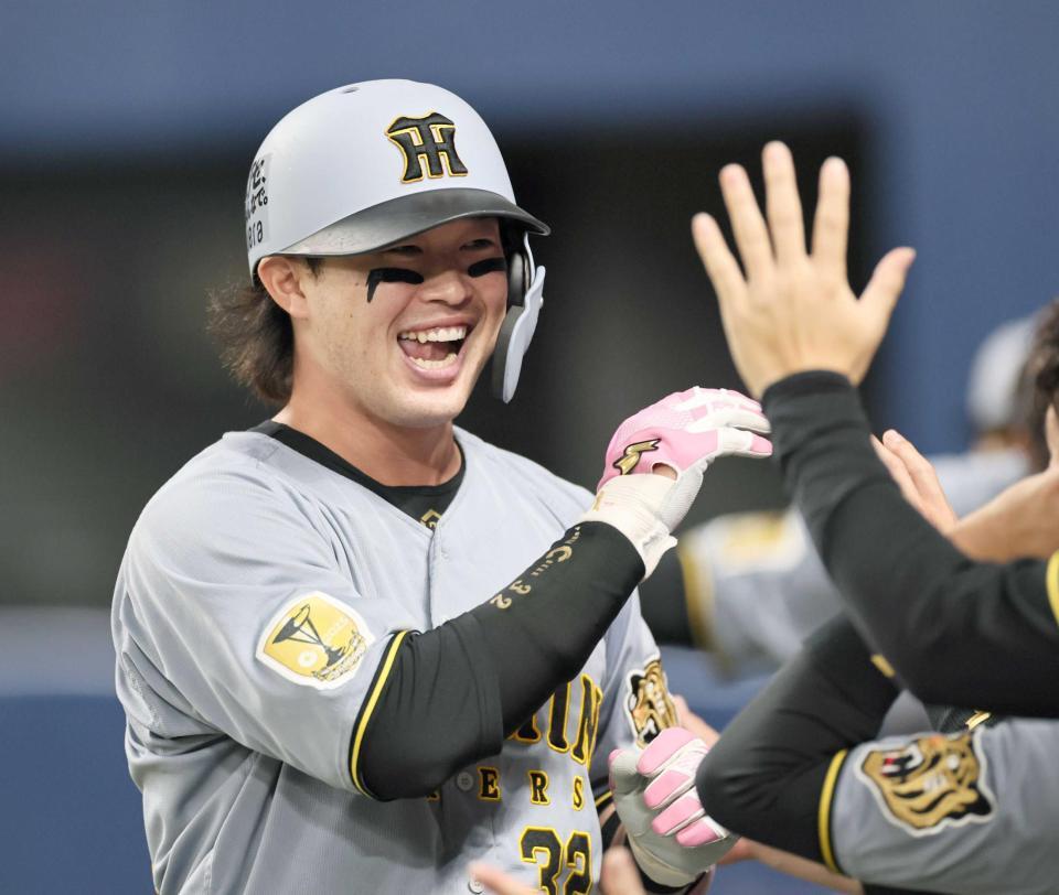 　８回、ソロを放った浜田はナインと喜び合う（撮影・田中太一）