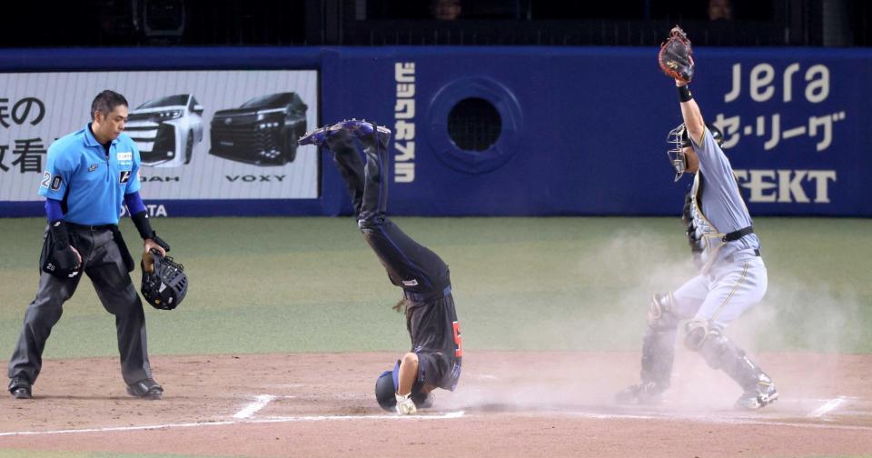 　７回、細川の内野安打の間に本塁を突くもアウトになる土田（中央）＝撮影・立川洋一郎