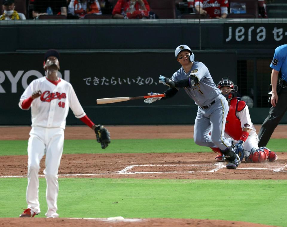 ５回、中越えに２ランを放つ森下（撮影・山口登）