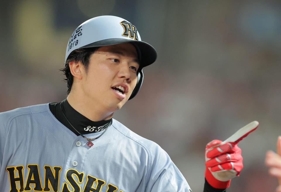 ６回、犠打を決めベンチに戻る才木（撮影・西田忠信）