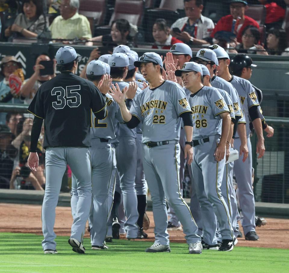 広島に勝利し才木（左）とタッチする藤川監督（撮影・山口登）