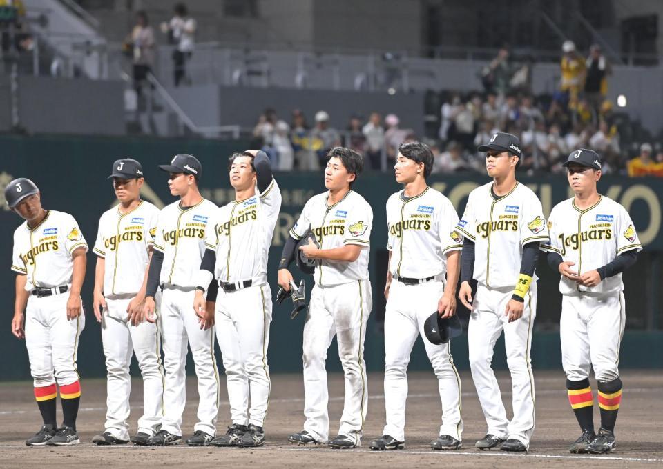 ジャガーズのユニホームで臨むもオリックスに敗れ、整列する立石（中央）ら阪神ナイン（撮影・高部洋祐）