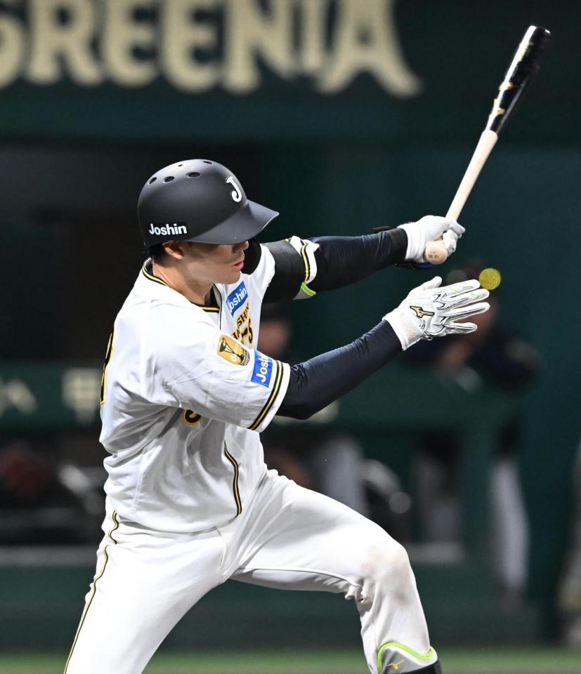 ８回、適時打を放つ栄枝（撮影・高部洋祐）