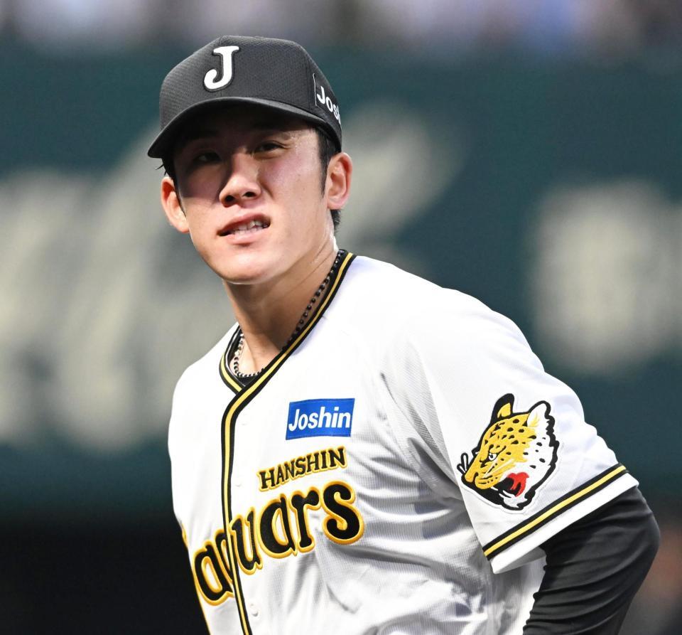 ２点を失った４回を投げ終え、悔しそうにベンチに戻る富田（撮影・高部洋祐）