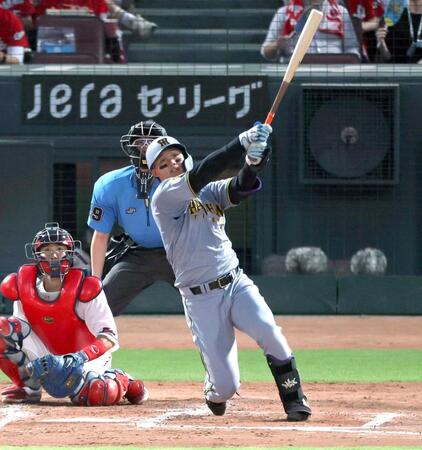 　５回、中越えに２４号２ランを放つ森下（撮影・山口登）