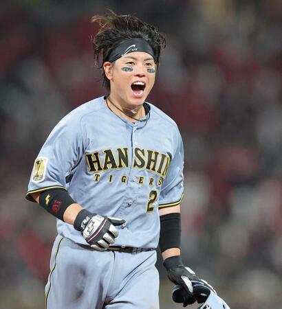 　７回に適時打を放ち笑顔でベンチに戻る梅野（撮影・西田忠信）