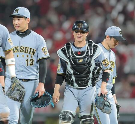 広島に勝利し笑顔を見せる梅野（中央）＝撮影・西田忠信