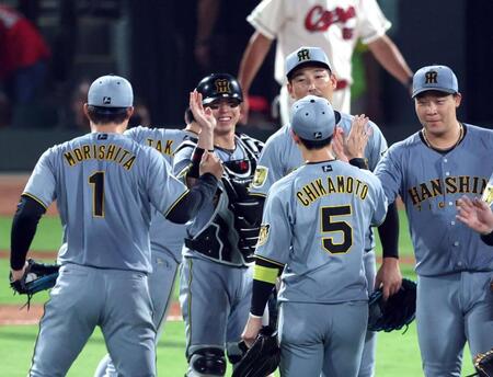 ナインと笑顔でタッチする梅野（中央）＝撮影・山口登