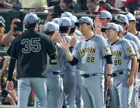 　広島に勝利し、才木（３５）とタッチを交わす藤川監督ら