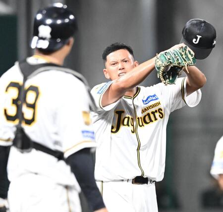 ６回、オリックス打線に打ち込まれ、汗をぬぐう能登（撮影・高部洋祐）