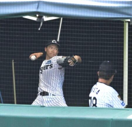 　平田２軍監督（右）が見守る中、ブルペン入りした湯浅（撮影・高部洋祐）