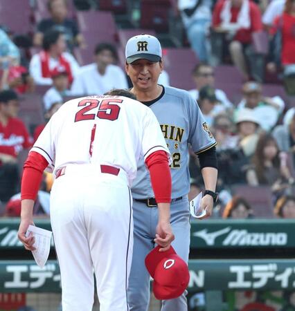 メンバー表交換を行う新井監督と藤川監督（奥）＝撮影・北村雅宏