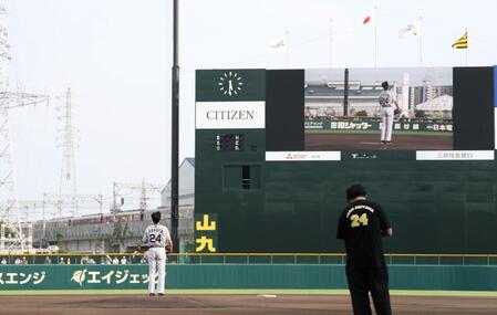 ファーストピッチセレモニー直前、センター方向を向く松谷鷹也（撮影・中田匡峻）