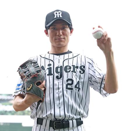 ファーストピッチセレモニーを務めた松谷鷹也（撮影・中田匡峻）