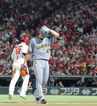 ５回に同点とされベンチに戻る伊藤将（撮影・西田忠信）