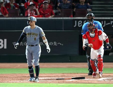８回、佐藤輝はハーンの投球に怒りをあらわにする（捕手・石原）＝撮影・山口登