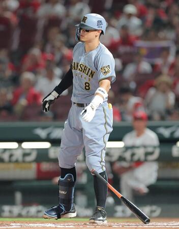 ８回、内角球をよけ、ハーンを見る佐藤輝（撮影・西田忠信）