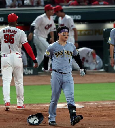 ５回、森下は左飛に倒れる（撮影・山口登）