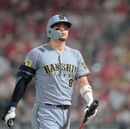 ８回阪神１死、空振り三振に倒れた阪神・佐藤輝明＝マツダスタジアム（撮影・西田忠信）