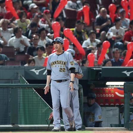 ７回の攻撃を終え、選手交代を告げに行く藤川監督（撮影・北村雅宏）